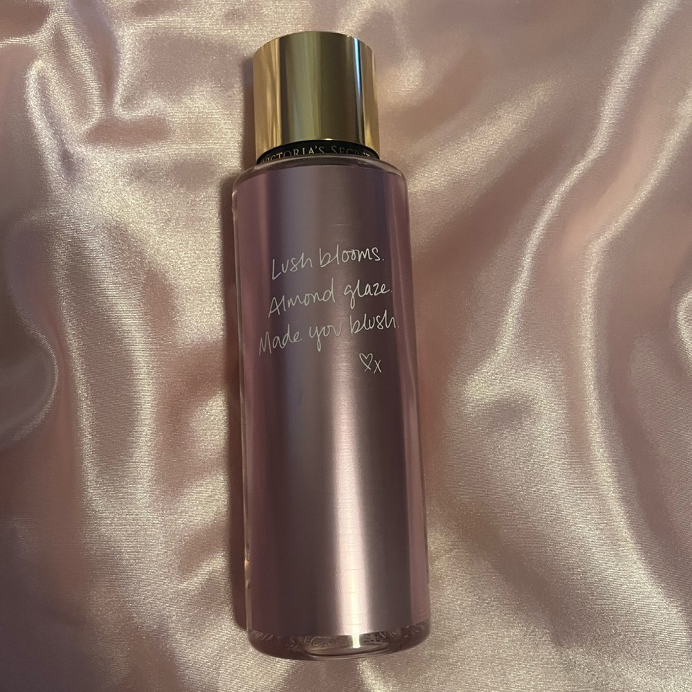 Velvet Petals Victoria’s Secret Fragrance - Picture 2 of 4